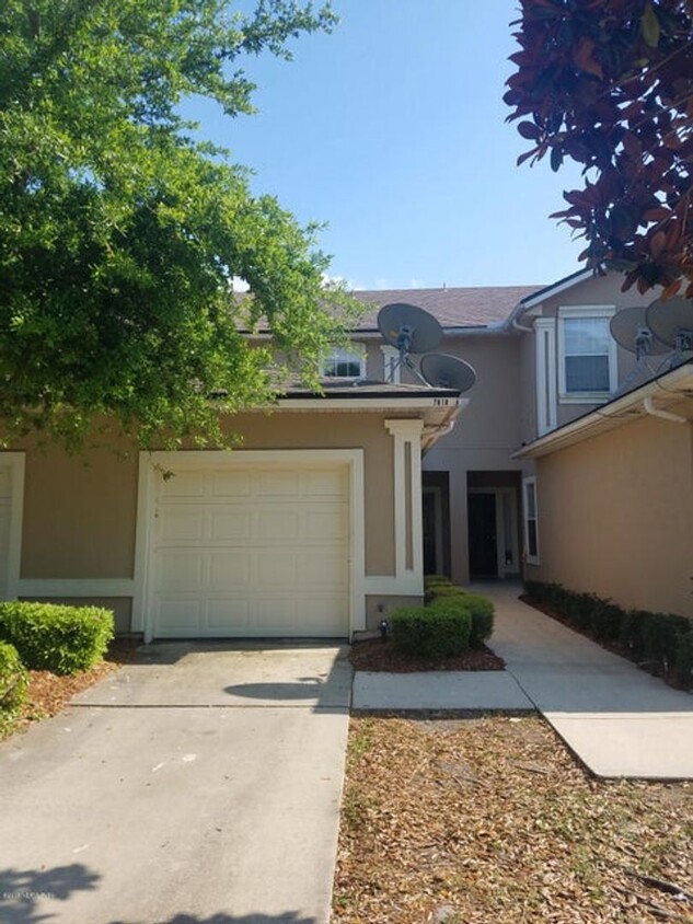 Primary Photo - Cute townhome ready to move in