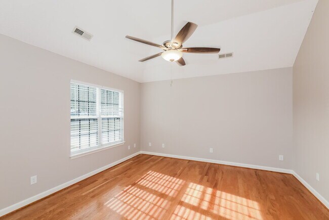 Foto del edificio - 2428 Hunters Way
