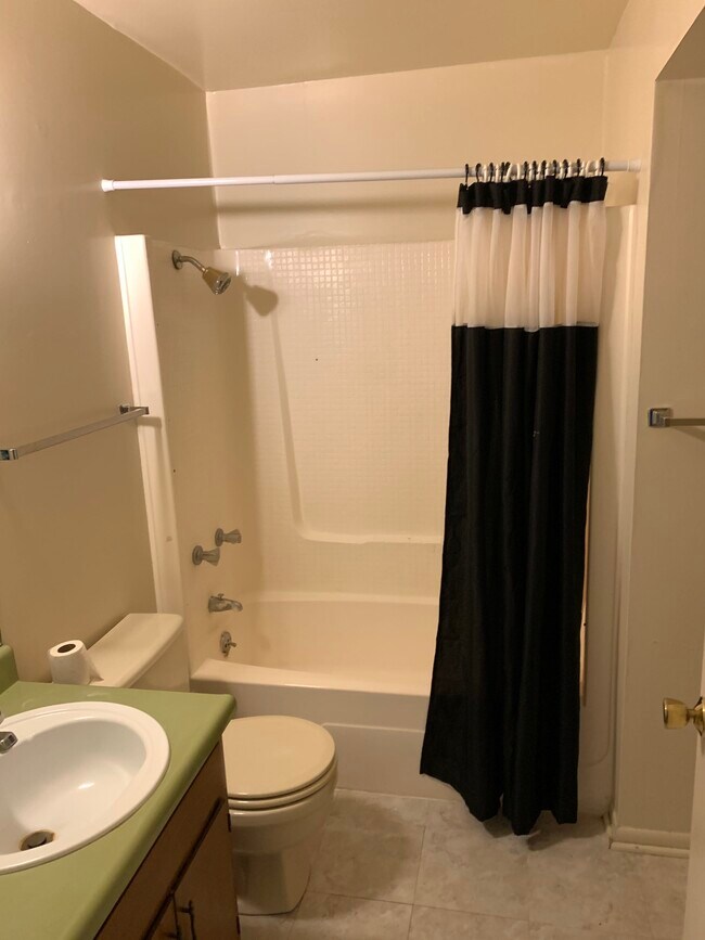 Baño completo con conexión para lavadora y secadora -planta superior - 906 Eckhart Ave