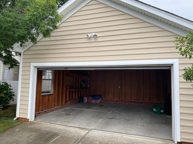 Foto del edificio - Huntersville Home with Garage!