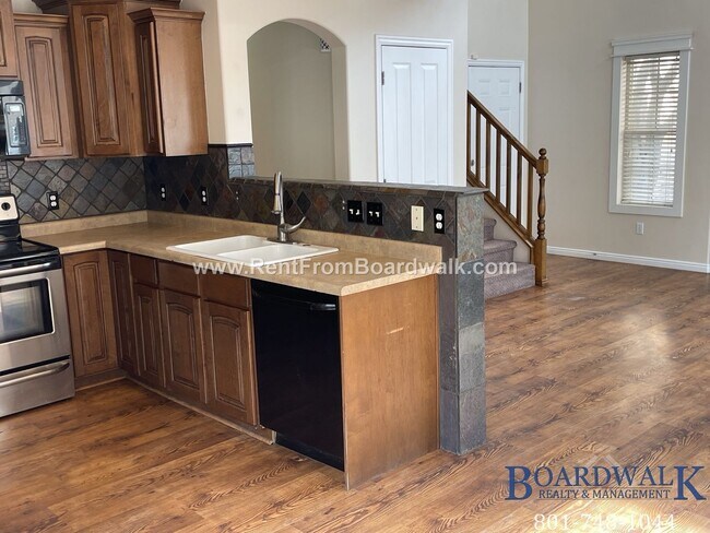 Building Photo - 3 BED 2.5 BATHS IN A SECLUDED AREA IN RIVE...
