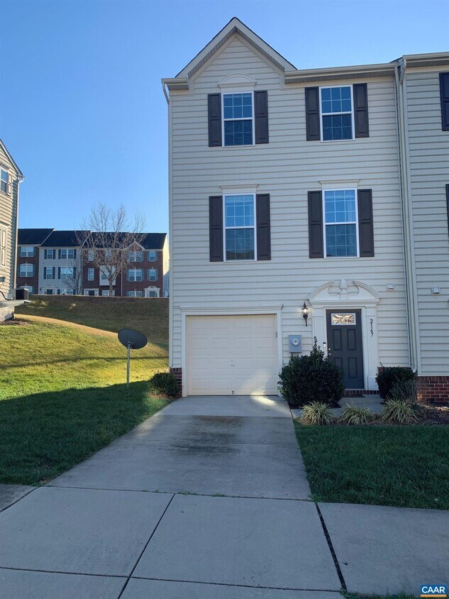 Foto principal - 2167 Whispering Hollow Ln