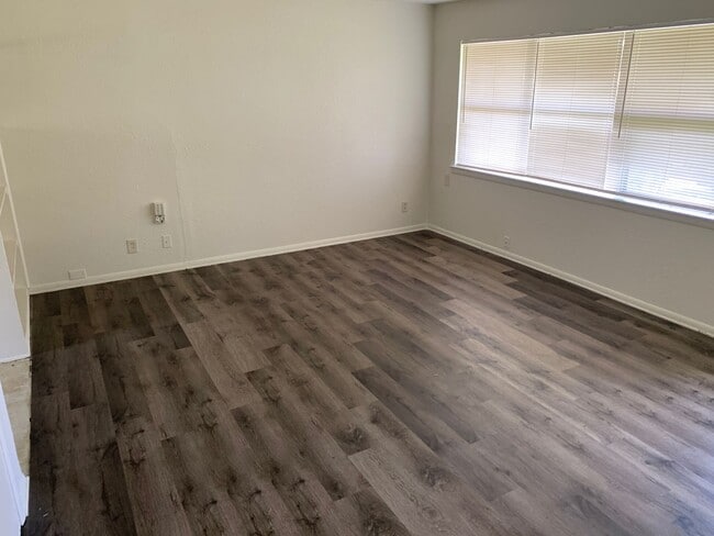 Building Photo - COMING SOON! Charming 3-bed 1- bath in Dal...