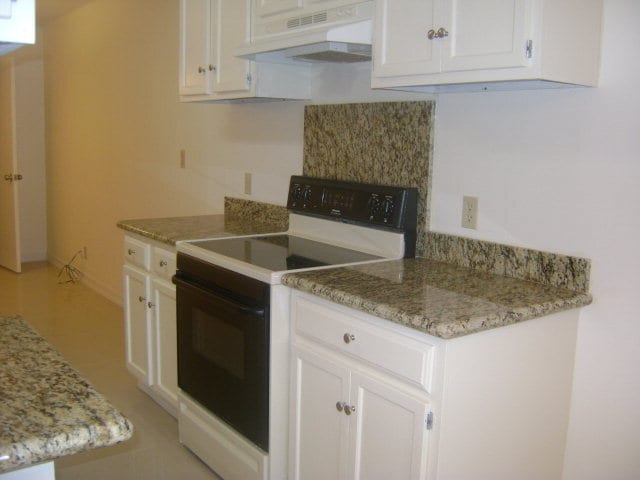 Kitchen - 13 Waterfront Dr