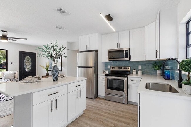 Foto del edificio - WELCOME TO YOUR NEW BRIGHT CHEERFUL UPDATED HOME