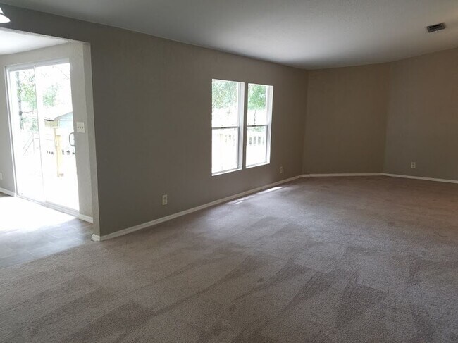 Foto del edificio - 3 Bed 2 Bath Bring your horses or livestock, the property is zoned agriculture