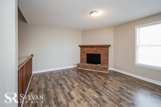 Building Photo - Spacious 2BR 2.5BA Townhome Ready now!