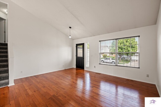 Foto del edificio - AVAILABLE NOW!