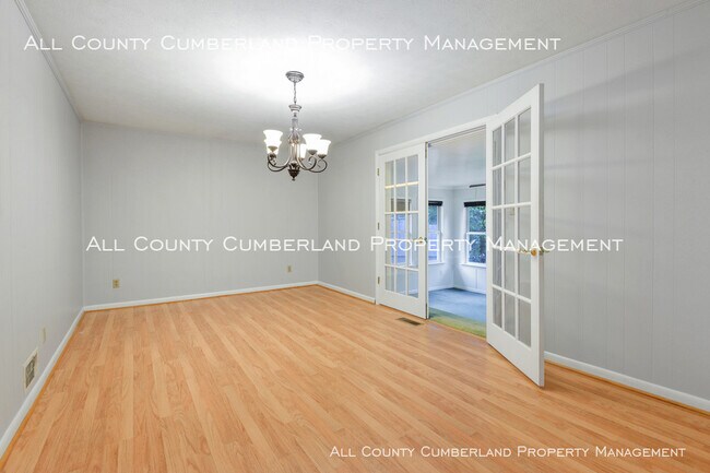 Building Photo - CHARMING EAST COBB RANCH STYLE HOME!!