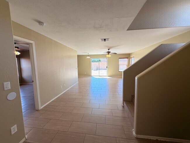 Foto del edificio - Updated 4x2 Buckeye Home *NO* Carpet & Downstairs Primary Bed!