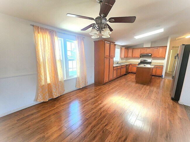 Building Photo - *6 months or 1 year Lease *Sunmore Estates Large 3 Bedroom 2 bath Home