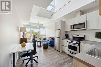 Building Photo - 335 College St