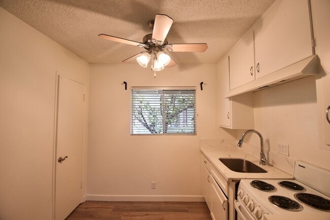 Foto del edificio - 24347 Newhall Ave