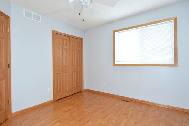 Building Photo - 3 Bed 2 bath Townhome in Maple Grove Avail...