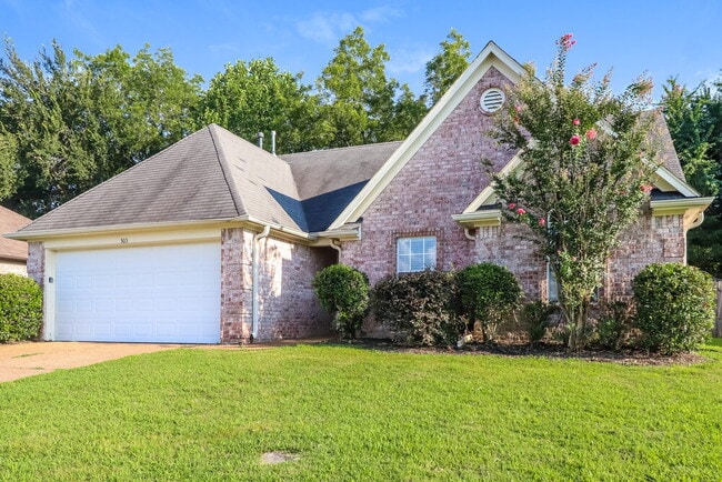 Building Photo - 305 Village Dr