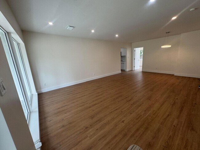 Building Photo - 725 NE 160th Terrace