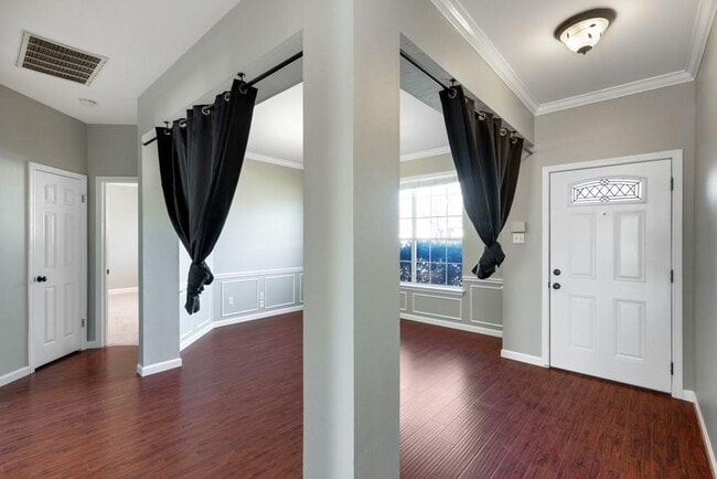 Building Photo - 1135 Disraeli Cir