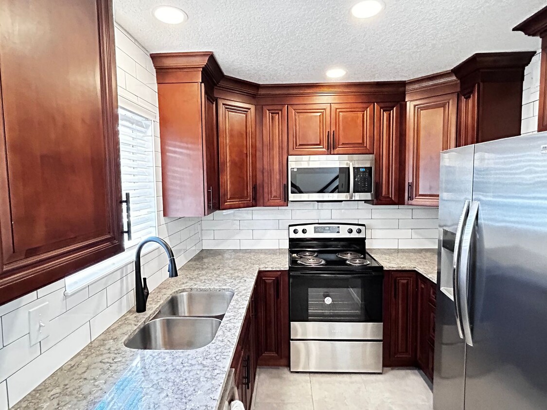 Foto principal - Newly Renovated 2/1.5 Condo in Gated Commu...