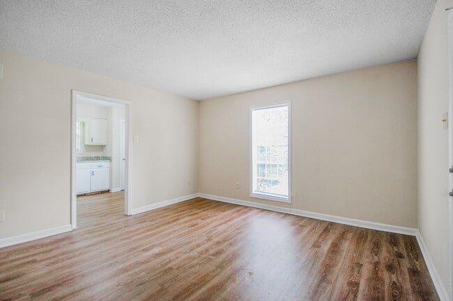 Building Photo - Fully Renovated 3BR/1B home in Oakhaven!