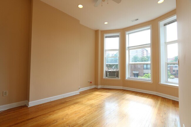 Building Photo - 817 S Laflin St