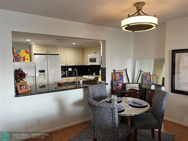Building Photo - 1150 Hillsboro Mile