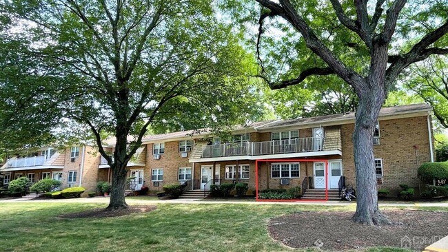 Foto del edificio - 363 Cranbury Rd