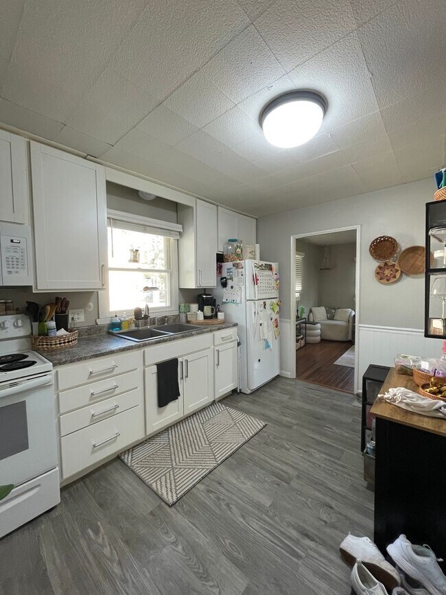 Building Photo - 2 Bedroom Single Family Home