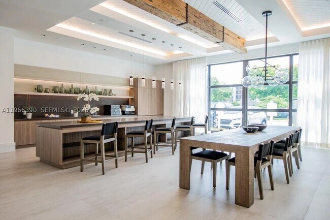 Foto del edificio - 8300 N Sherman Cir