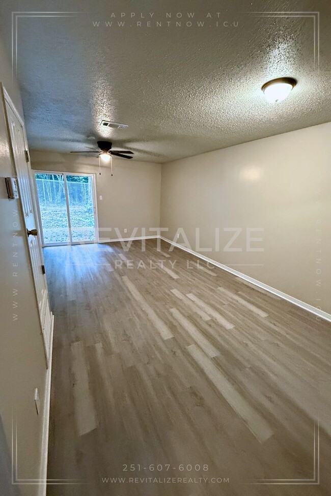 Building Photo - 1/2 Deposit! Renovated 2 Bedroom/1.5 Bathr...