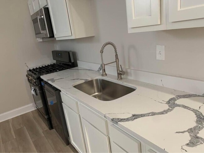 Foto del edificio - 222 N Patterson Park Ave