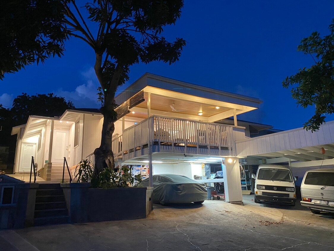 Front of house as you come up the driveway. - 3716 Claudine St