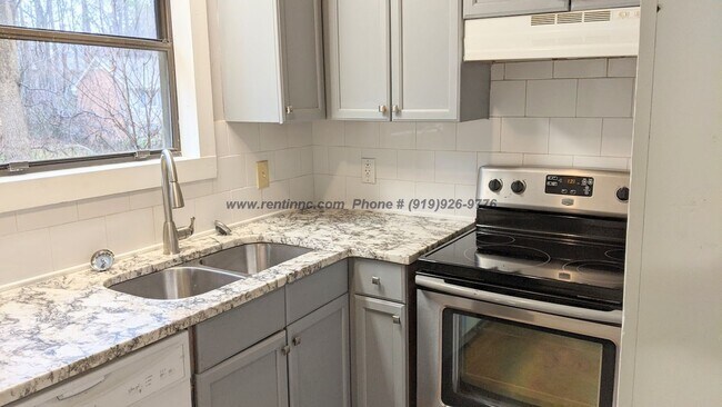 Building Photo - 3 Bed 2 Bath w/ Master Bed downstairs near Crossroads Plaza, REI