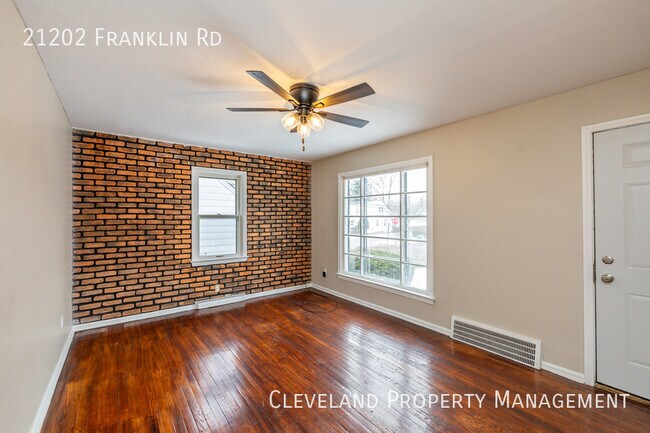 Building Photo - Maple Heights Bungalow