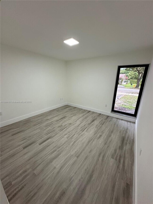 Foto del edificio - 15471 Turnbull Dr