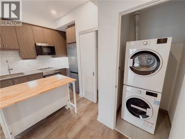 Photo du bâtiment - 15 Wellington St S