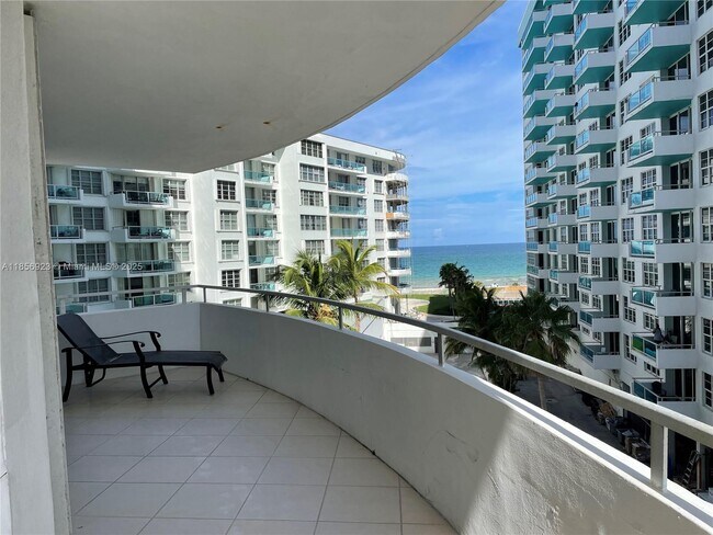 Foto del edificio - 5151 Collins Ave