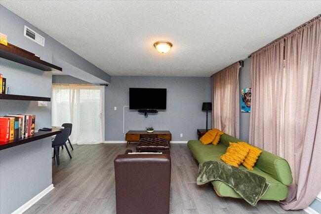 Foto del edificio - 15 N Fernwood Dr