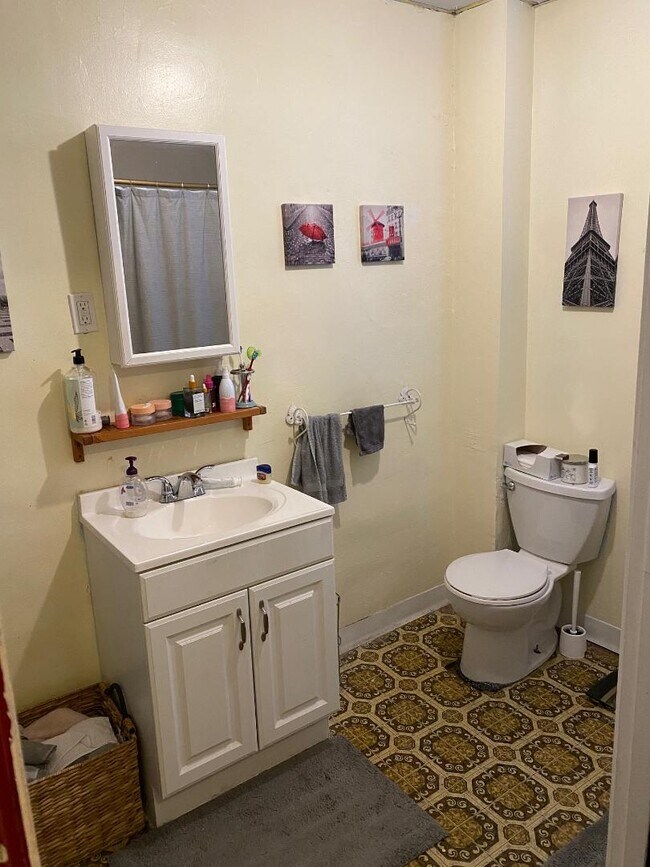 bathroom - 732 S 4th St