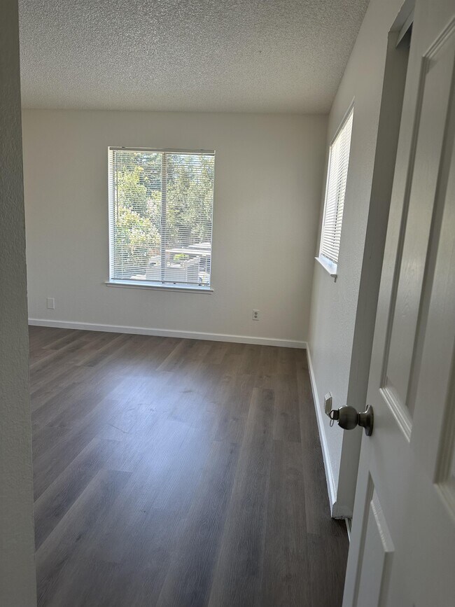 Building Photo - 100 Balcaro Way