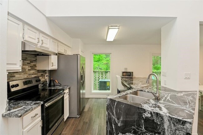 Building Photo - 9400 Doliver Dr