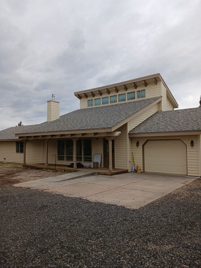 Foto del edificio - Beautiful Unique 4 Bedroom home with a loft & 3 full bathrooms! Move In Special $500 off first mo...