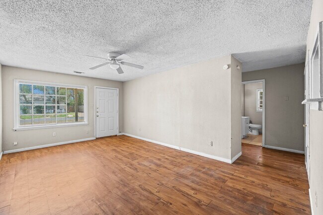 Building Photo - Cute 2 Bedroom Duplex, Minutes from TTU & ...