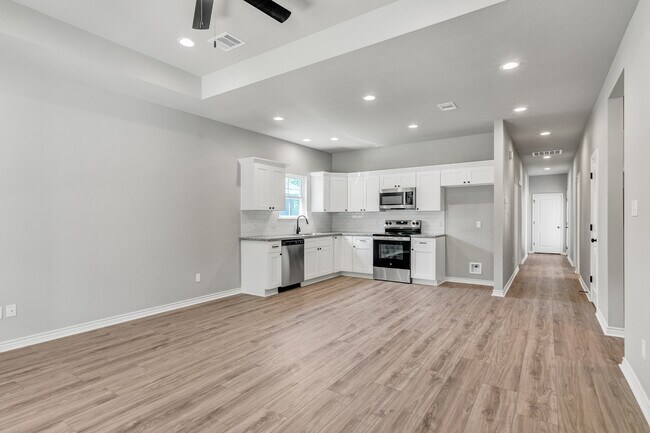 Foto del edificio - 9846 Golden Ln