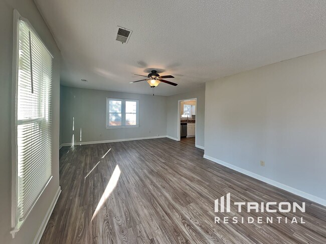 Building Photo - 812 N Royal Tower Dr