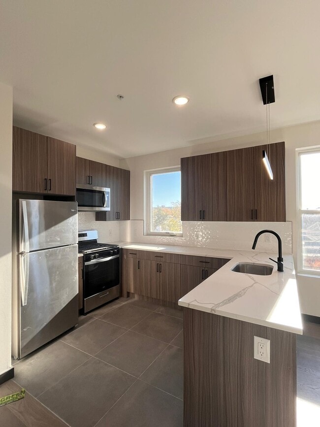 Building Photo - 130 Mallory Ave