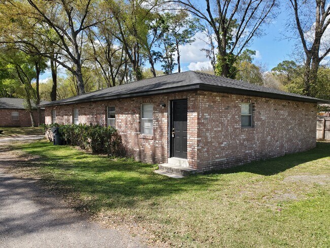 Foto del edificio - 7652 Chase Rd