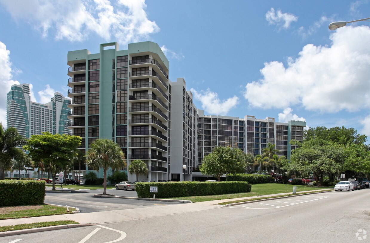 Towers of Oceanview East Apartments in Hollywood, FL