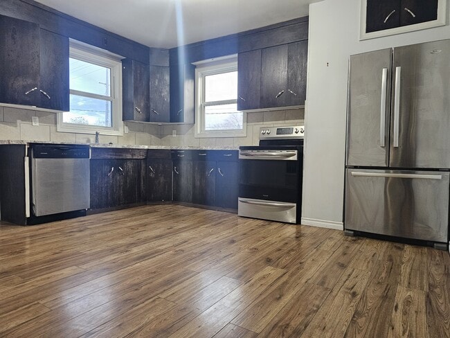 Photo du bâtiment - 12905-12972 72 St NW