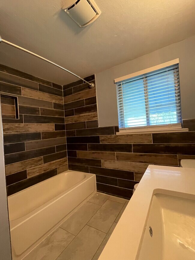 Upstairs Full Bath - 6252 Westcreek Dr