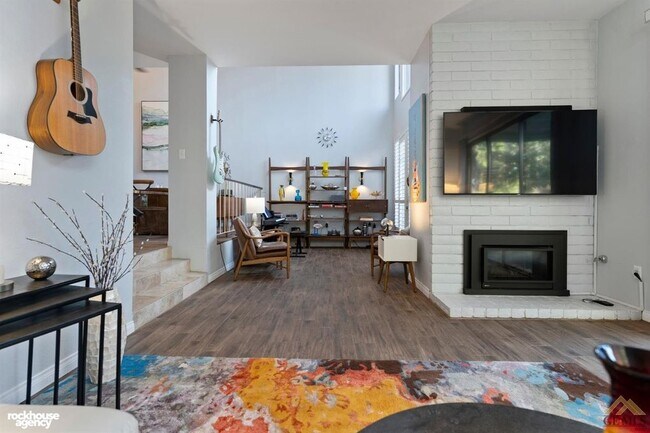 Living room. - 2323 Easthills Dr